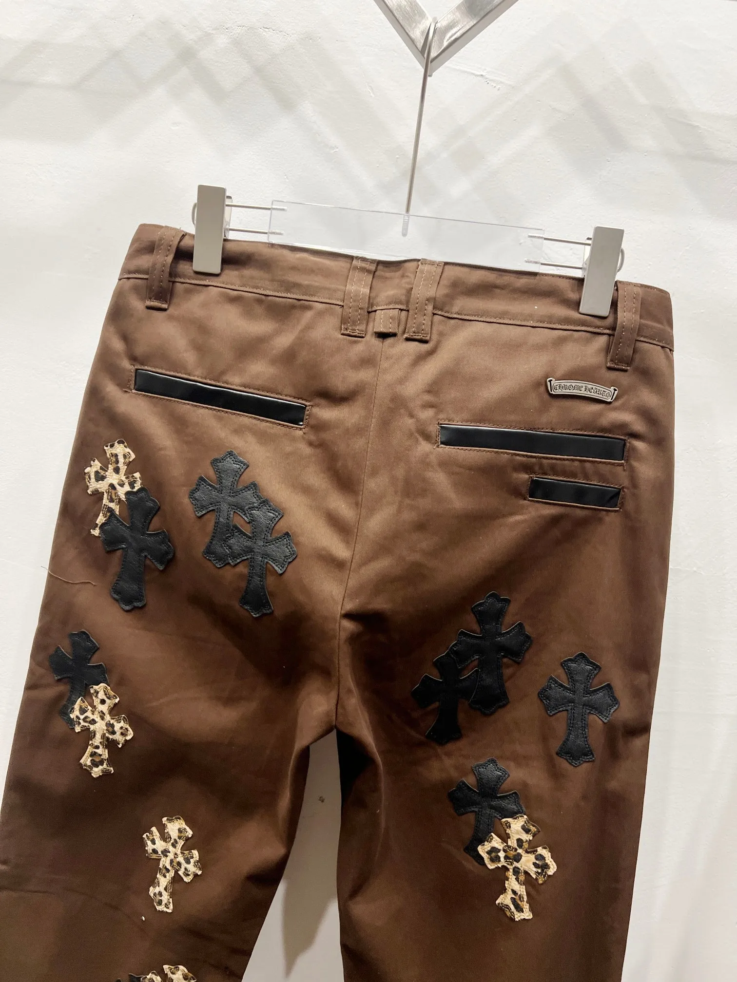 P260 Style No.: (c046) ChromeHearts & ChromeHearts brown casual pants and jeans, original hardware accessories, washed and other hanging tags, QR code analysis is from the original factory, high degree of restoration, you are welcome to compare the products~ Three-dimensional version Loose and comfortable, not picky about the figure, taller and slimmer, factory Seiko, original quality control, same style for men and women, can be matched with couples, versatile recommendation, must-have jeans for all seasons, fashionable people have been disappointed From the quality selection of fabrics, the tailoring of details, and the matching of patterns, everything is impeccable! The upper body is so handsome when worn...it can be easily worn by men, women and children! The craftsmanship is made of heavy-duty washed pure cotton denim fabric. After washing, it is soft and thick and looks very stylish when worn. Size: 28, 30, 32, 34, 36 (S-XXL) Color: Brown